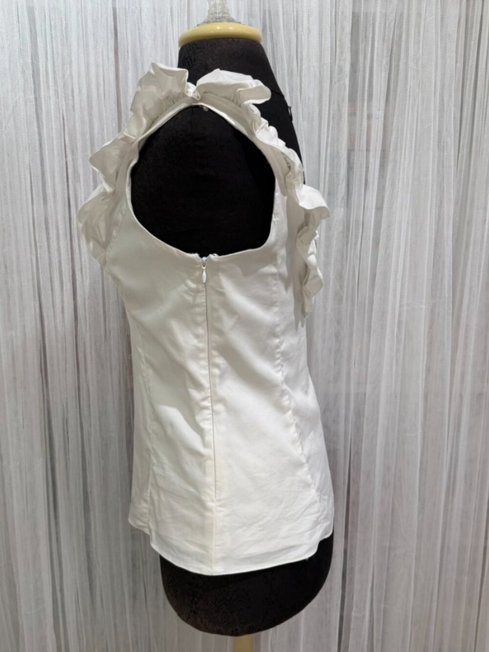 White House Black Market White Ruffle Sleeveless Blouse Top Women's Size 6 Girly - Picture 3 of 13